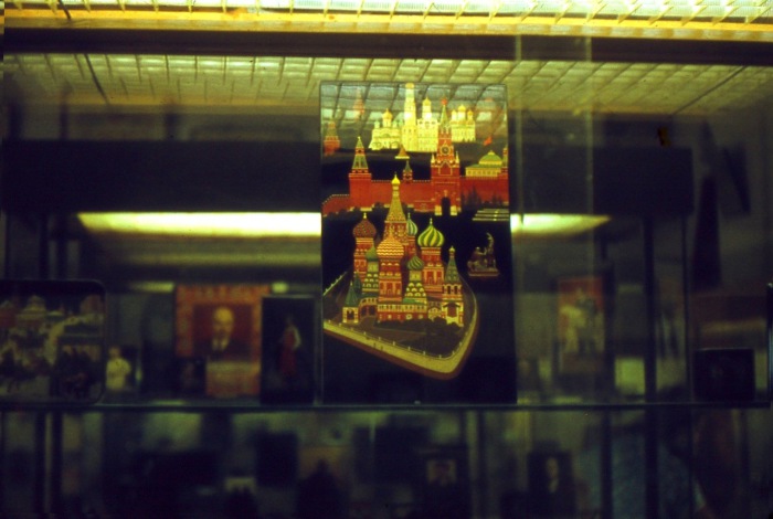 Главным символом Федоскинской лаковой миниатюры считается русская тройка.
