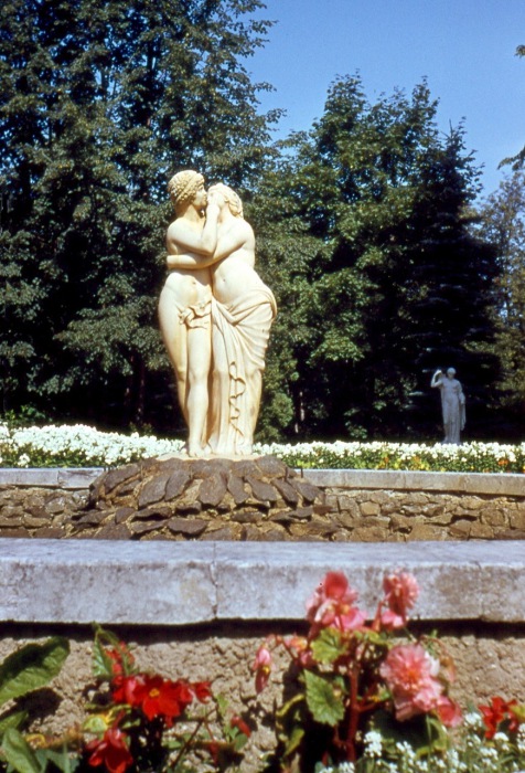 Памятник целующимся влюбленным.