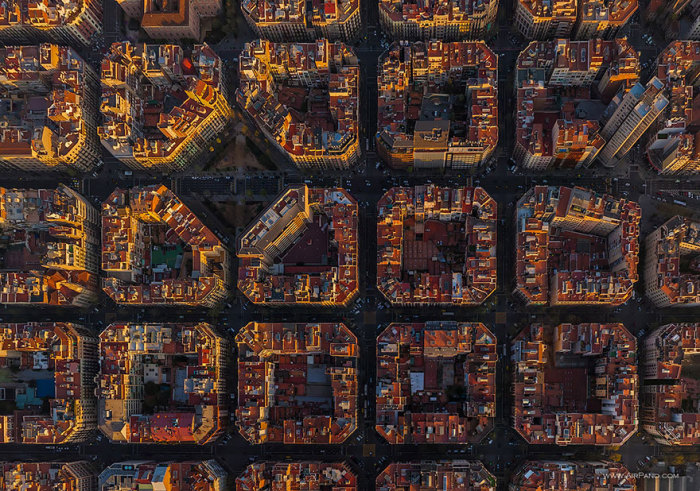 Эшампле или «Новый Город» — наиболее населённый район Барселоны.