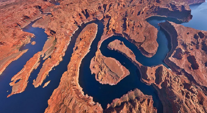 Озеро Пауэлл, это искусственно созданное водохранилище на реке Колорадо, на границе штатов Юта и Аризона.