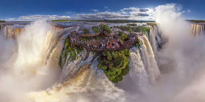 Водопад Игуасу, является водопадом реки Игуасу и расположен недалеко от границы Бразилии, Парагвая и Аргентины.