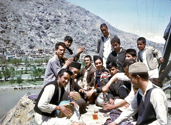 Афганские мужчины на пикнике.