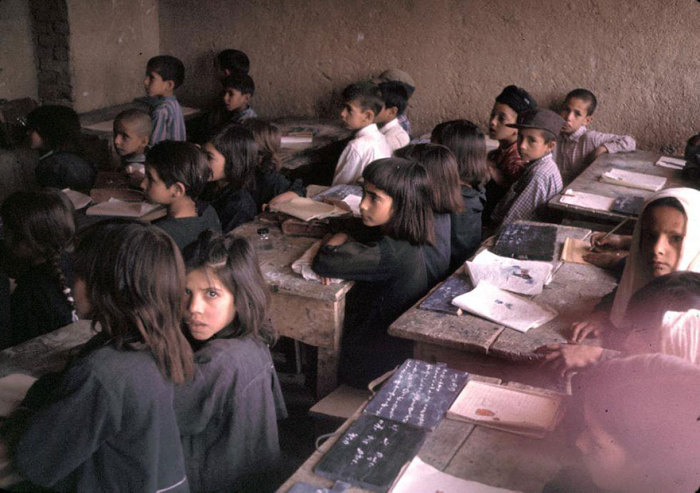 Только после 60-х годов в Афганистане разрешали совместное обучение мальчиков и девочек.