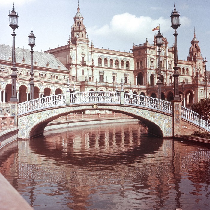 Мосты представляют четыре древних королевства Испании: Леон, Кастилию, Арагон и Наварру.