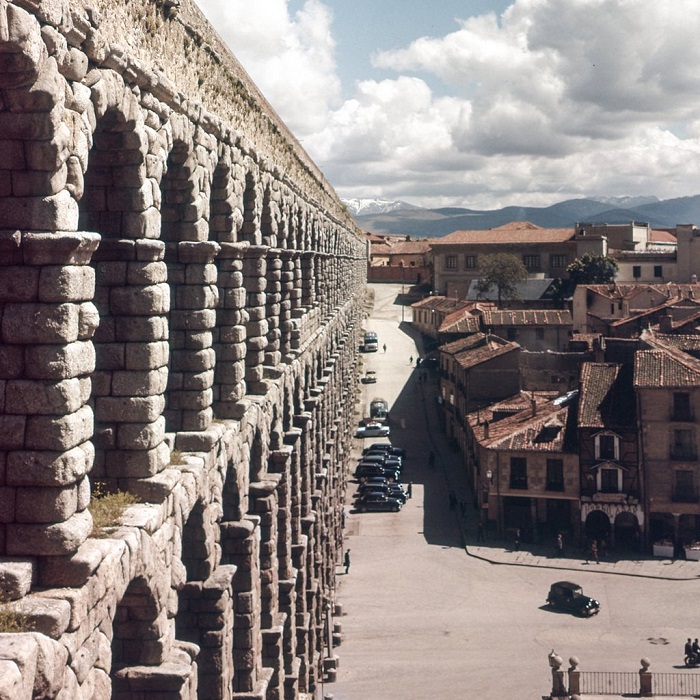Является самым длинным древнеримским акведуком из сохранившихся в Европе.
