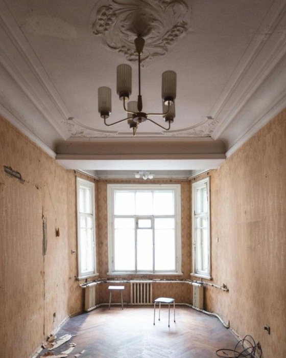 Высокие потолки - не редкость в старых домах Санкт-Петербурга.