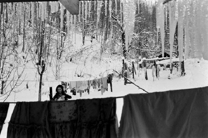 Женщина, развешивает бельё на улице в суровую зиму в восточной части Кентукки.