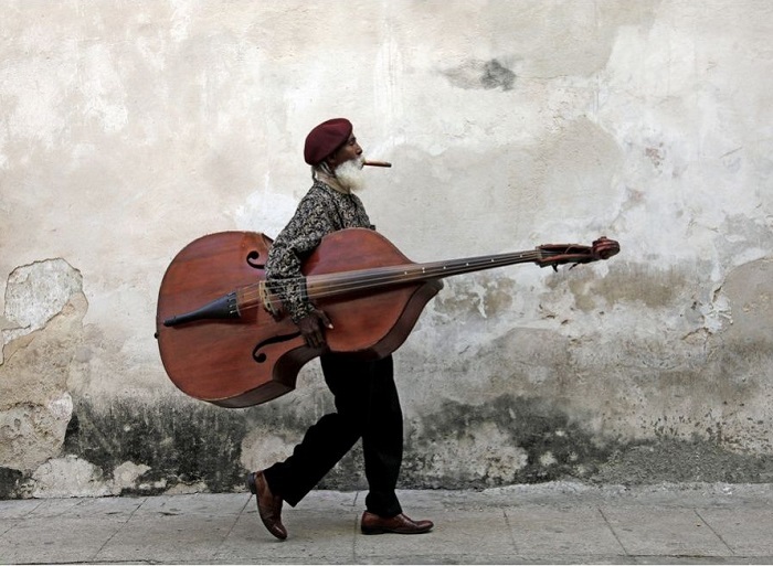 Уличный музыкант. Фотография Лори Маккормик.