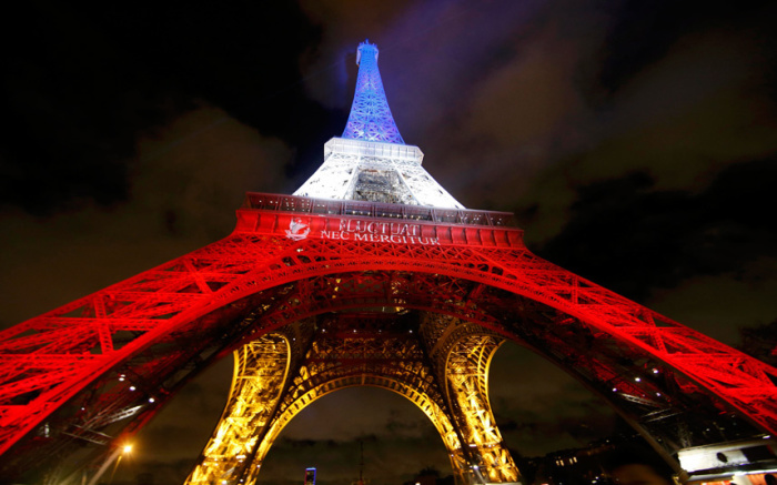 Подсветка Эйфелевой башни в память о жертвах терактов в Париже.