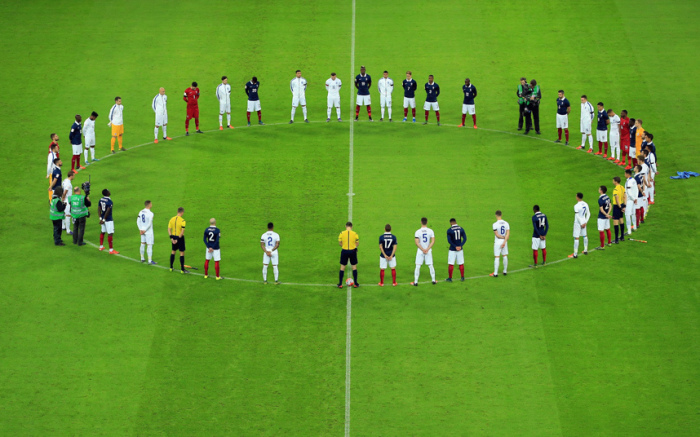 Футболисты соблюдают минуту молчания в память о жертвах терактов в Париже перед началом дружеского матча между командами Англии и Франции на стадионе «Уэмбли» в Лондоне.