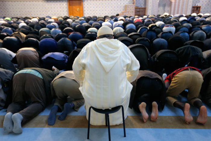 Молитва мусульман в мечети в Страсбурге спустя неделю после кровавых терактов в Париже.