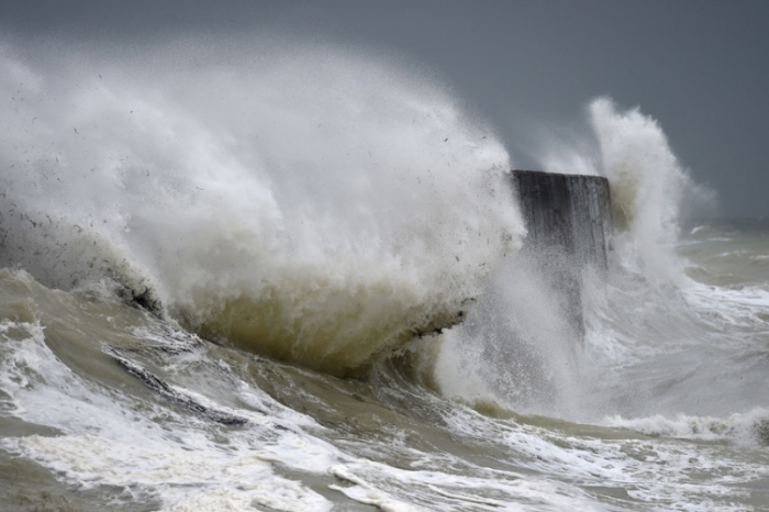 Волны разбиваются о берег в Ньюхейвене, Восточный Сассекс, Великобритания.