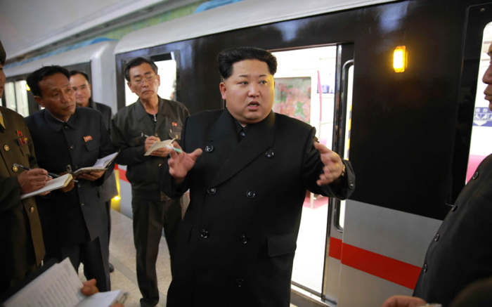 Северокорейский лидер Ким Чен Ын осматривает новый поезд метро и раздаёт советы по улучшению на станции «Кэсон» в Пхеньяне.