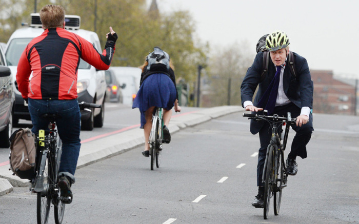 Жест последовал в адрес мэра Лондона Бориса Джонсона во время открытия нового участка велодорожки в столице Великобритании.