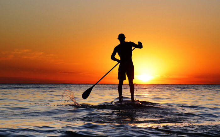 Мужчина занимается серфингом с веслом у берегов Кронуллы в Сиднее, Австралия.