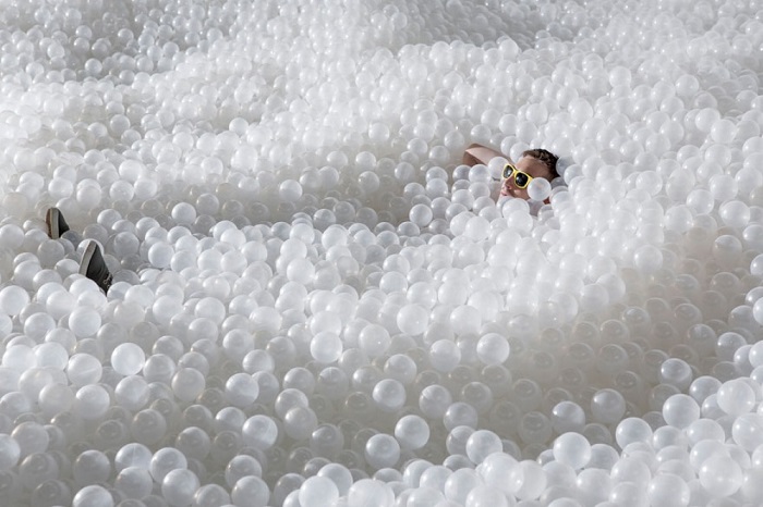 Необычный бассейн из миллиона пластиковых шариков.