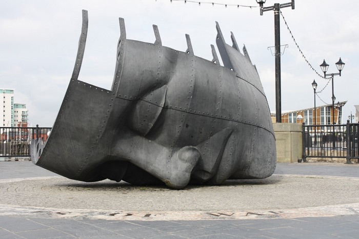 Памятник морякам торгового флота находится в Кардиффе, столице Уэльса.