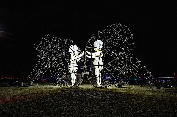 Скульптура, изображающая сцену конфликта между мужчиной и женщиной, внутри которых живут маленькие дети.