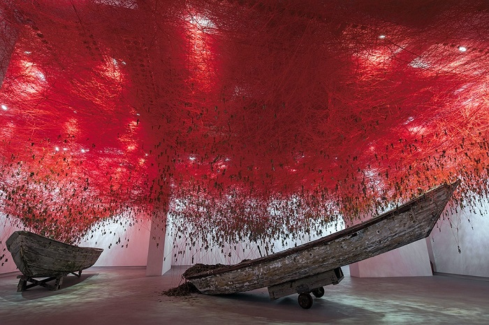 Инсталляция с «говорящим» названием «Ключ в руке» была создана японской художницей Чихару Шиота специально к Венецианской биеннале — 2015.
