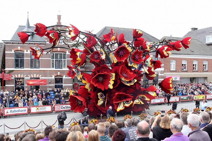 В фестивале цветов в Голландии приняли участие 19 команд добровольцев, большинство из которых вдохновились работами великого Винсента Ван Гога.