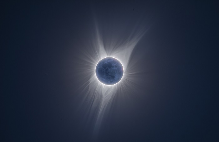 Во время солнечного затмения яркость солнечной короны скрывает Луна.