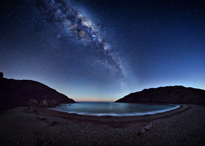 Великолепный Млечный Путь, как видно в Кабель-Бей недалеко от Нельсона, Новая Зеландия.
