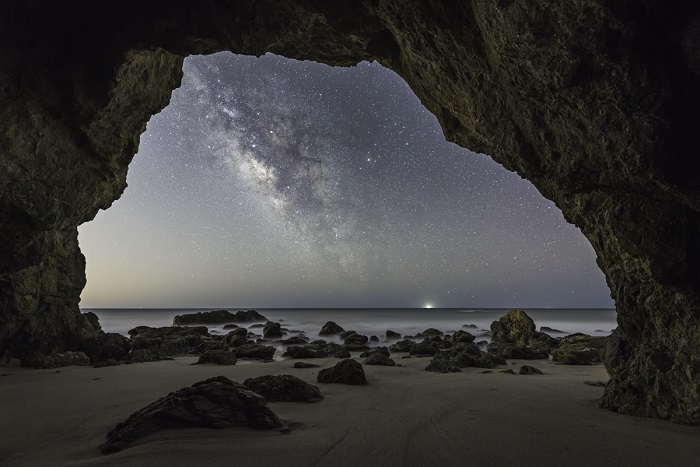 Галактика Млечного Пути в морской пещере, расположенной в 40 км от центра Лос-Анджелеса.