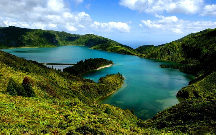 Азорский архипелаг – группа островов вулканического происхождения.