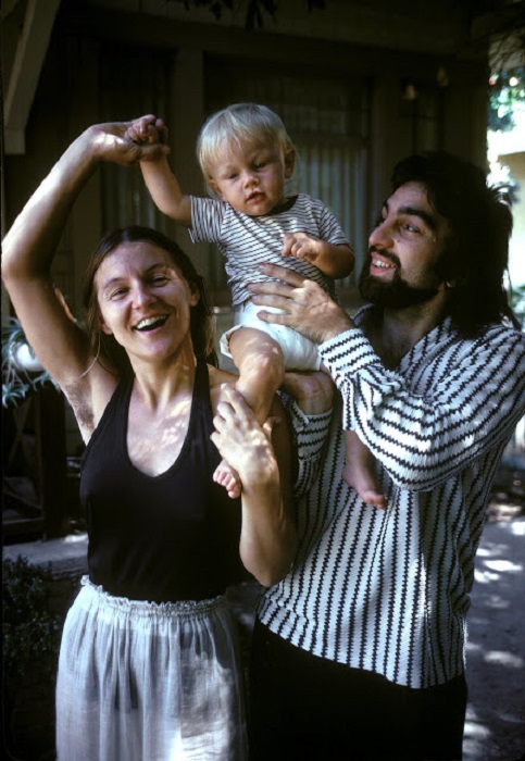 Мать Ирмелин Инденбиркен и отец Джордж Ди Каприо с маленьким сыном.