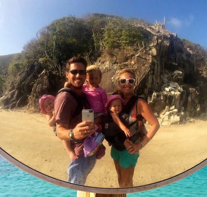 Семейная пара, которая воспитывает своих маленьких детей на паруснике в Карибском море.