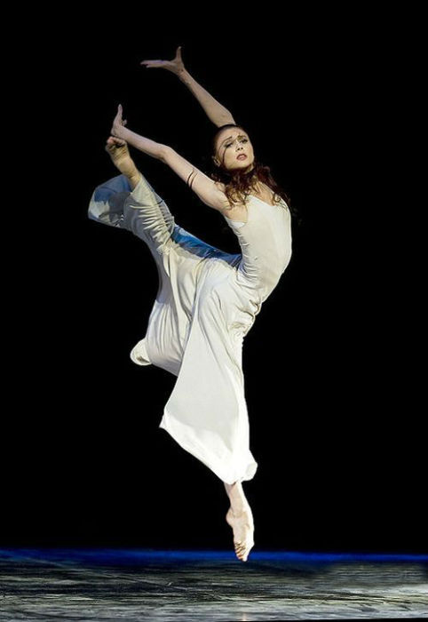 Российская балерина, прима-балерина Большого театра.