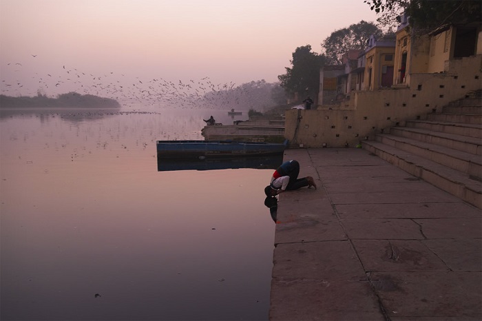 На части фотографий священная для индуистов река Джамна предстает величественной и прекрасной.
