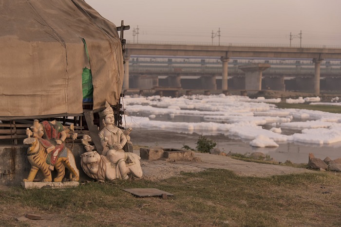 Джей Тхакур с помощью своих фотографий стремиться привлечь внимание к загрязнению реки Джамны.