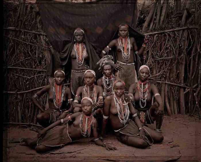 Племя отличается от других племен многочисленными разноцветными бусами.