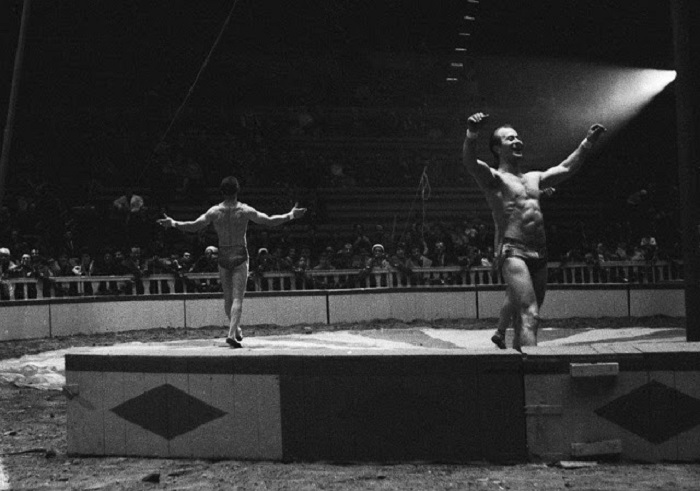 Акробаты на арене каталонского цирка.