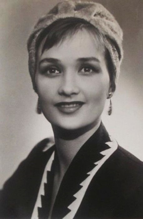 Одна из самых красивых актрис советского кино. Она прославилась ролью Натальи в киноэпопее «Тихий Дон». Из-за конфликта с высокопоставленным чиновником, Кириенко снимали редко, но она снова стала звездой после фильма «Любовь земная».