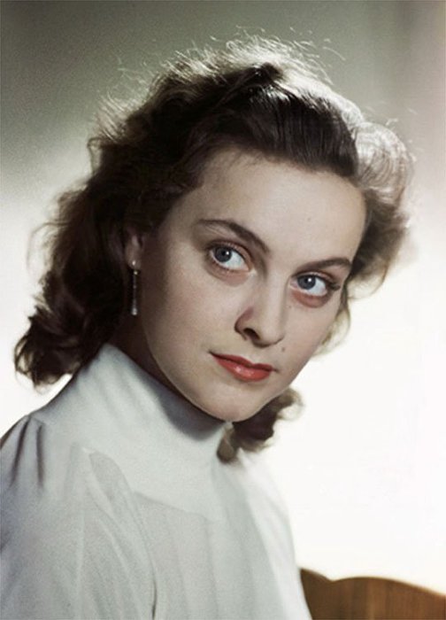 Одна из самых ярких и успешных актрис советского кино: статная, красивая, с огромной копной каштановых волос и серыми лучистыми глазами.