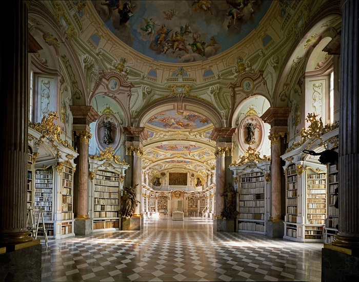 В одной из самых крупных библиотек Австрии собрано более 70 тысяч древних рукописей различной тематики.