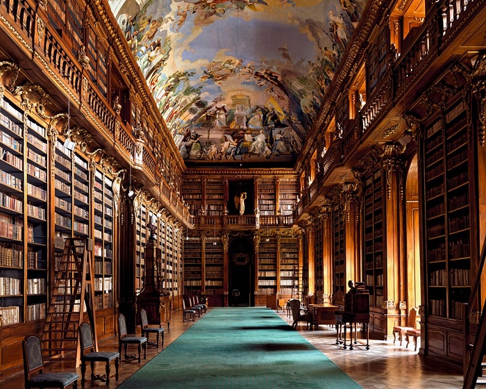 Монастырская библиотека несколько раз страдала от пожаров и перестраивалась, пока в 1758 году не обрела свой нынешний вид.