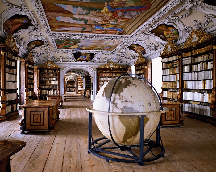 Среди 160 тысяч книг, хранящихся в монастырской библиотеке, самой ценной считается евангелие «Codex Millenarius».