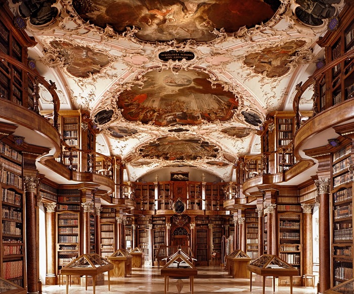 Коллекция книг самой древней библиотеки Швейцарии насчитывает около 160 тысяч книг, древних рукописей и манускриптов.