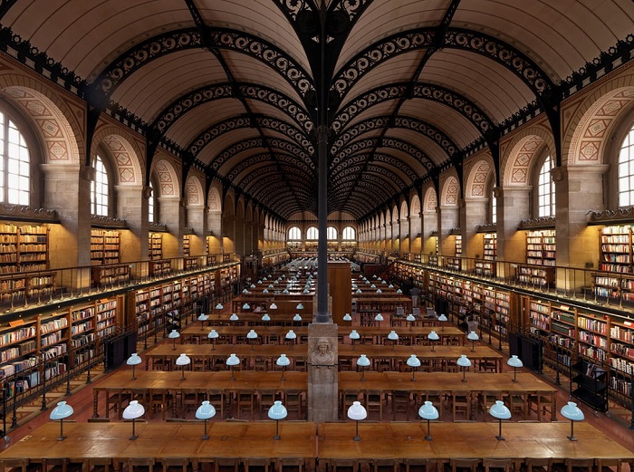 В 18 веке монастырская библиотека, книги в которой собирались с 800-х годов, одной из первых в Париже открыла двери для всех горожан.