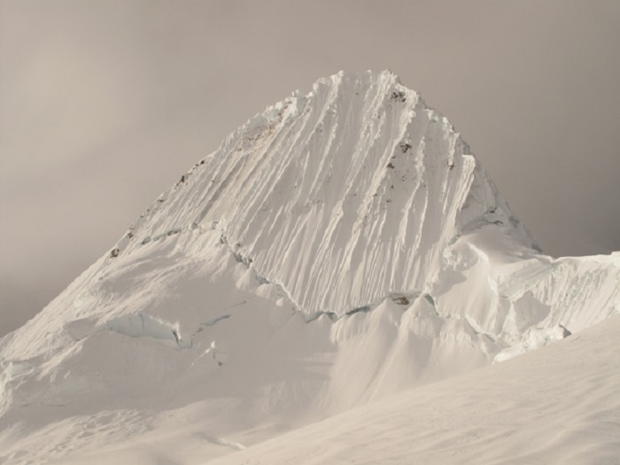 Гора в перуанских Андах создана невероятно крутым пиком льда.