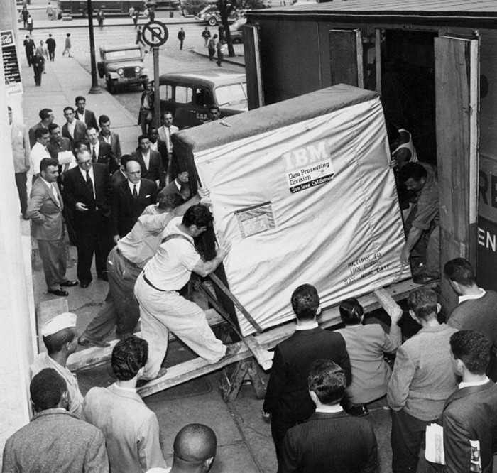 Доставка 5-мегабайтного диска от IBM, 1956 год.