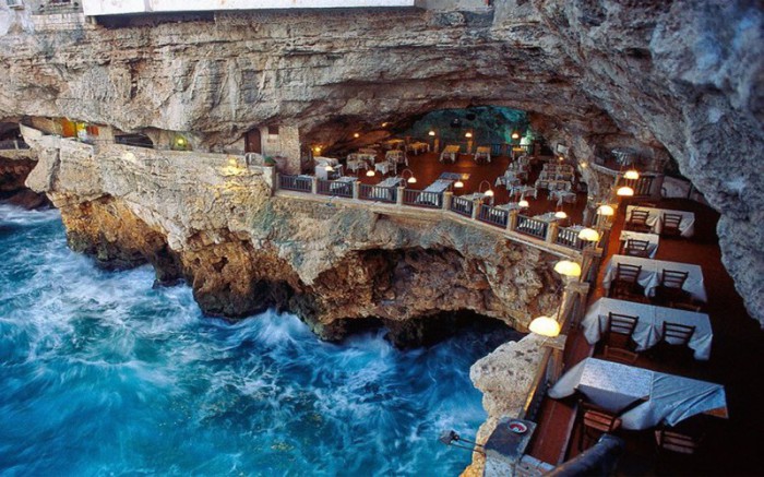 Ресторан был построен в пещере, образовавшейся сотни лет назад, и является одним из самых уникальных заведений такого рода в мире.