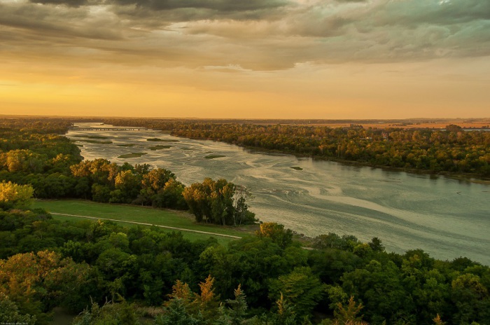 Правый приток Миссури, образованный слиянием нескольких рек, протекающий по штату Небраска.