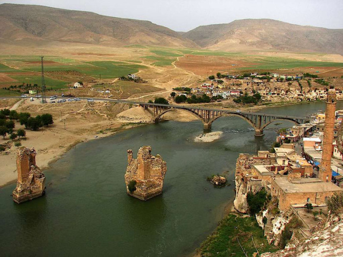 Река находится в Месопотамии, на территории современного Ирака, а также частично Турции.
