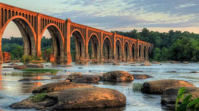 Приток реки Миссури, протекающий по Северной и Южной Дакоте в США, известный знаменитым железнодорожным мостом в Ричмонде.