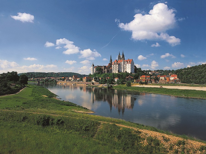 Река протекает по территории Германии и Чехии и является одной из важнейших рек в этом регионе.