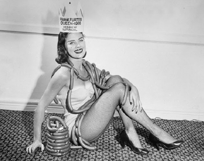 Лорейн Коул с бумажной короной на голове, символизирующей победу в конкурсе красоты за звание «Королевы франкфуртских колбасок».